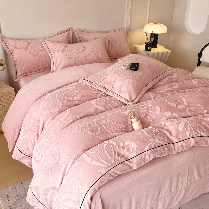 91家纺网 家纺一手货源 找家纺 锦彩家居 2025新款高克重牛奶绒雕花四件套-蝶梦 蝶梦-藕粉色