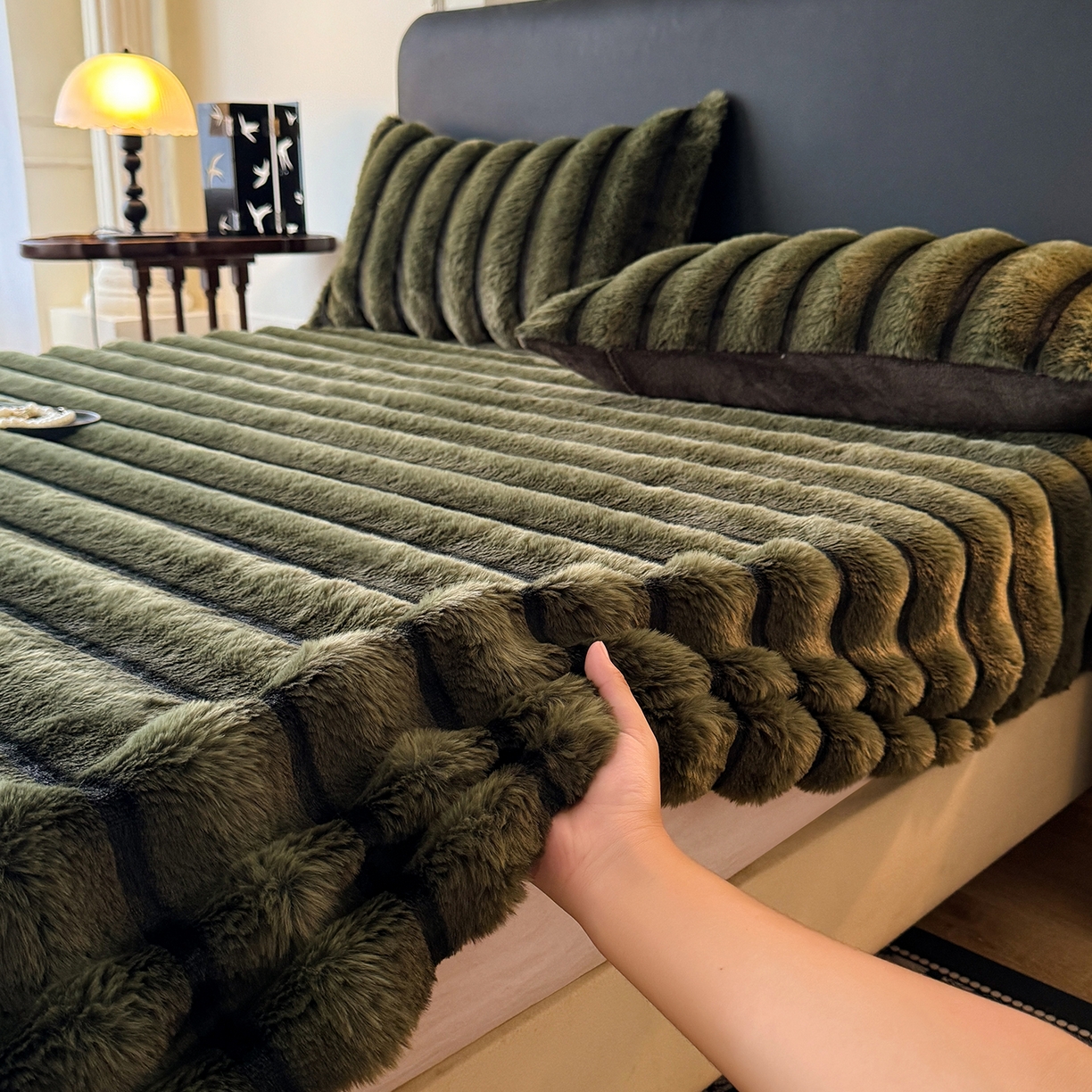 91家纺网 家纺一手货源 找家纺 （总）欧冠家纺 2025秋冬新款300克条纹兔绒床笠三件套