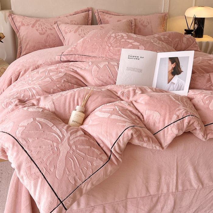 91家纺网 家纺一手货源 找家纺 锦彩家居 2025新款高克重牛奶绒雕花四件套-蝶梦 蝶梦-藕粉色