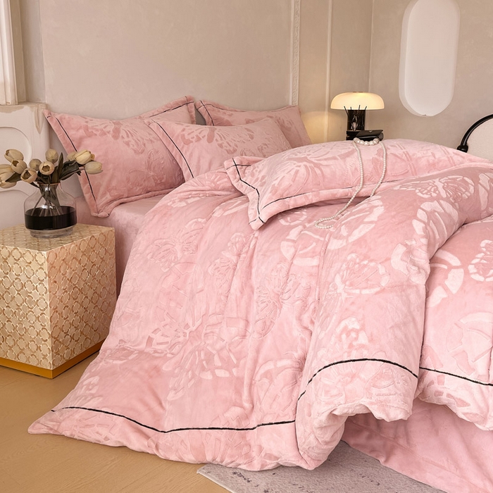 91家纺网 家纺一手货源 找家纺 锦彩家居 2025新款高克重牛奶绒雕花四件套-蝶梦 蝶梦-藕粉色