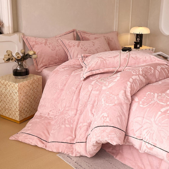 91家纺网 家纺一手货源 找家纺 锦彩家居 2025新款高克重牛奶绒雕花四件套-蝶梦 蝶梦-藕粉色