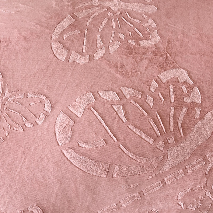 91家纺网 家纺一手货源 找家纺 锦彩家居 2025新款高克重牛奶绒雕花四件套-蝶梦 蝶梦-藕粉色