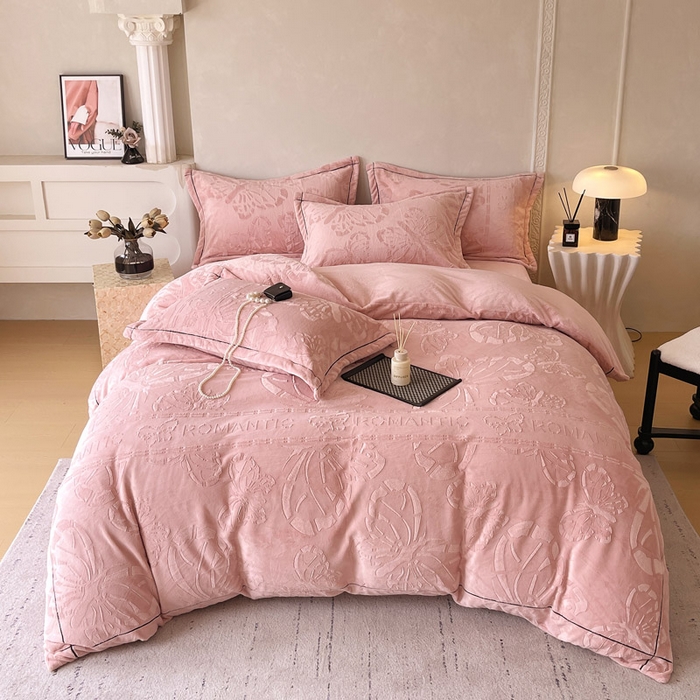 91家纺网 家纺一手货源 找家纺 锦彩家居 2025新款高克重牛奶绒雕花四件套-蝶梦 蝶梦-藕粉色