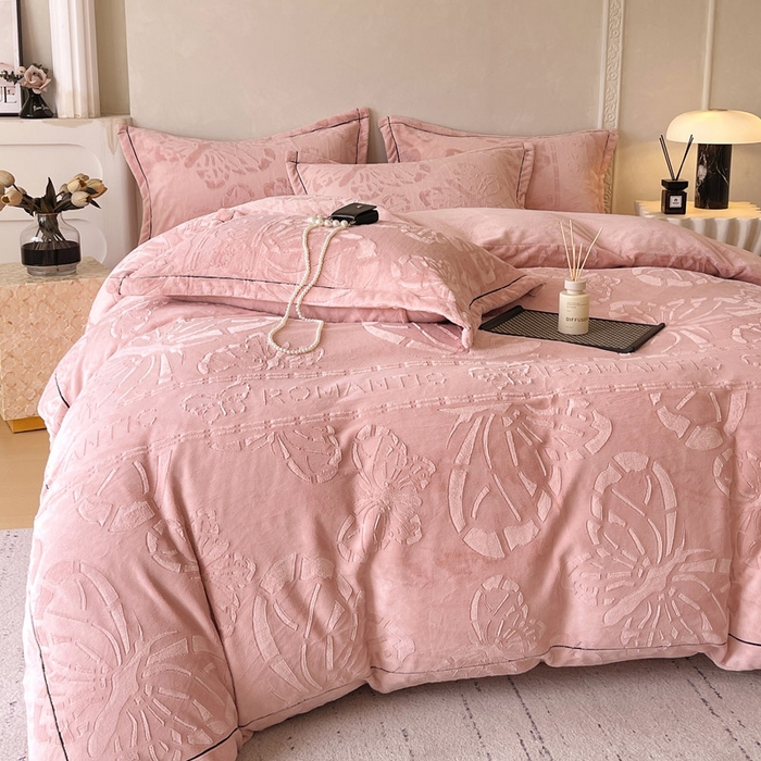 91家纺网 家纺一手货源 找家纺 锦彩家居 2025新款高克重牛奶绒雕花四件套-蝶梦 蝶梦-藕粉色