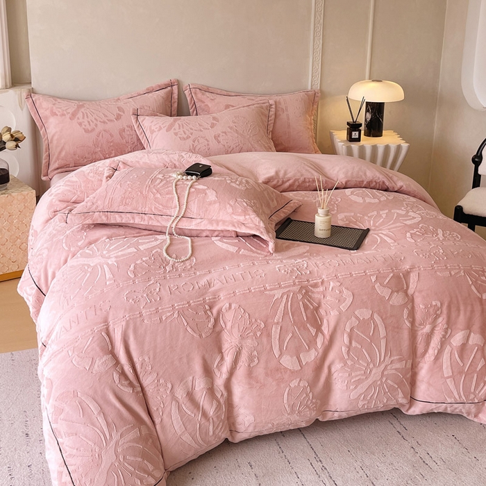 91家纺网 家纺一手货源 找家纺 锦彩家居 2025新款高克重牛奶绒雕花四件套-蝶梦 蝶梦-藕粉色