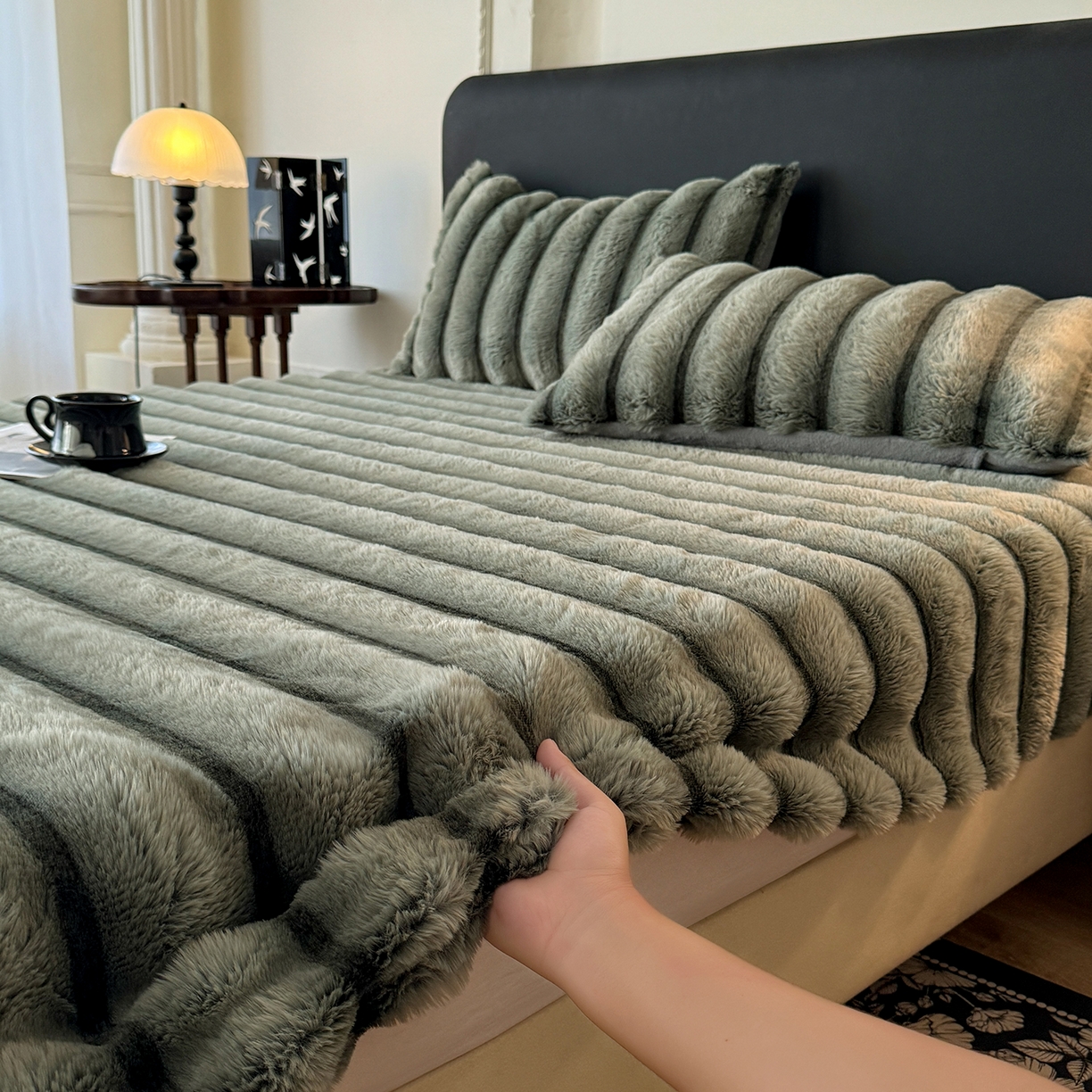 91家纺网 家纺一手货源 找家纺 （总）欧冠家纺 2025秋冬新款300克条纹兔绒床笠三件套