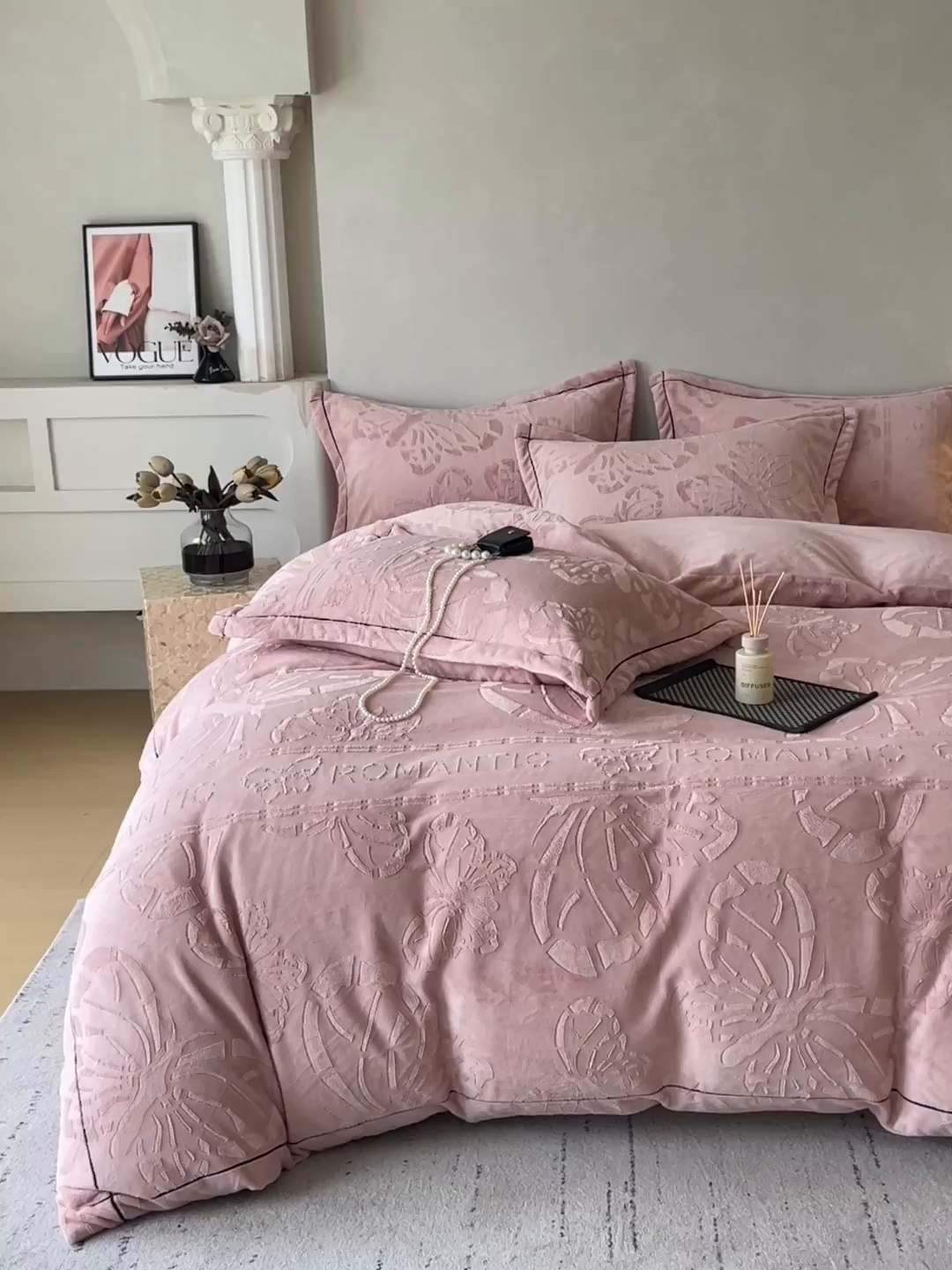 91家纺网 家纺一手货源 找家纺 锦彩家居 2025新款高克重牛奶绒雕花四件套-蝶梦 蝶梦-藕粉色