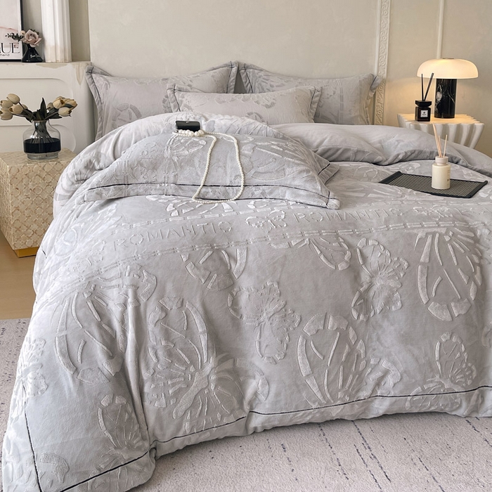 91家纺网 家纺一手货源 找家纺 锦彩家居 2025新款高克重牛奶绒雕花四件套-蝶梦 蝶梦-石英灰