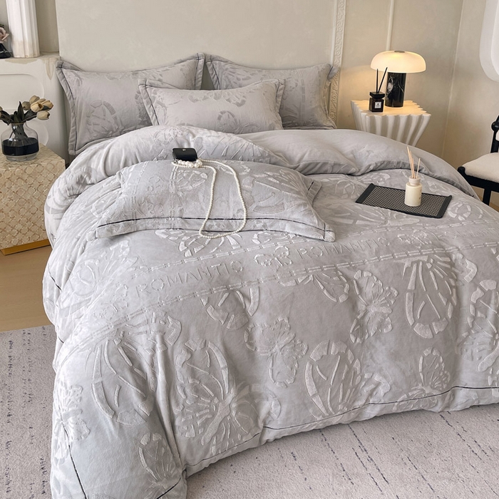 91家纺网 家纺一手货源 找家纺 锦彩家居 2025新款高克重牛奶绒雕花四件套-蝶梦 蝶梦-石英灰