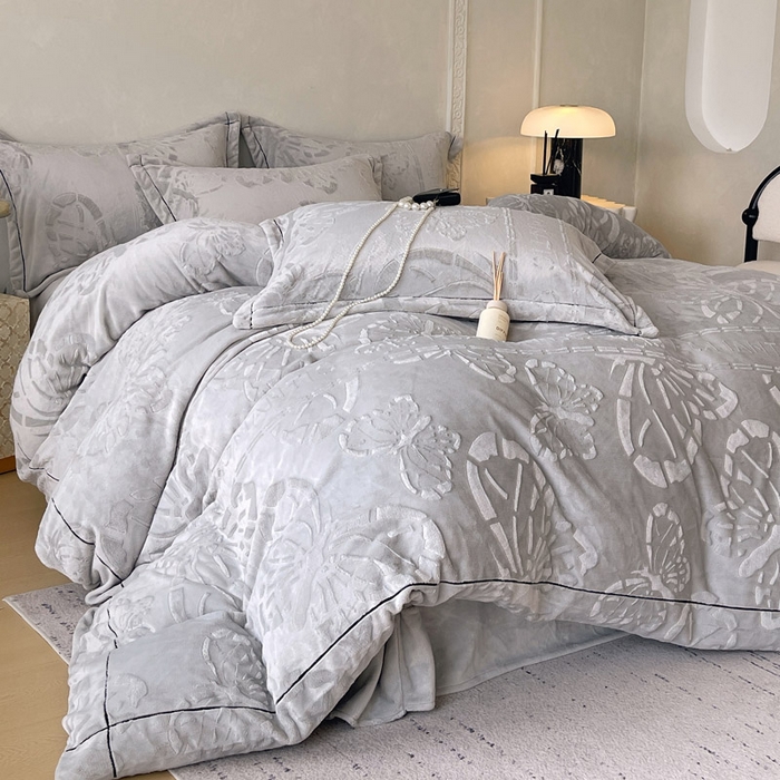 91家纺网 家纺一手货源 找家纺 锦彩家居 2025新款高克重牛奶绒雕花四件套-蝶梦 蝶梦-石英灰