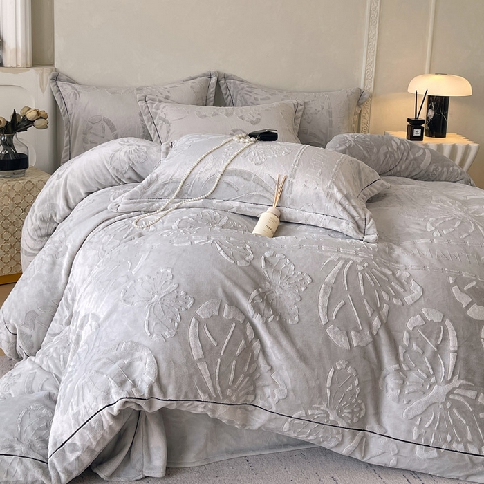 91家纺网 家纺一手货源 找家纺 锦彩家居 2025新款高克重牛奶绒雕花四件套-蝶梦 蝶梦-石英灰
