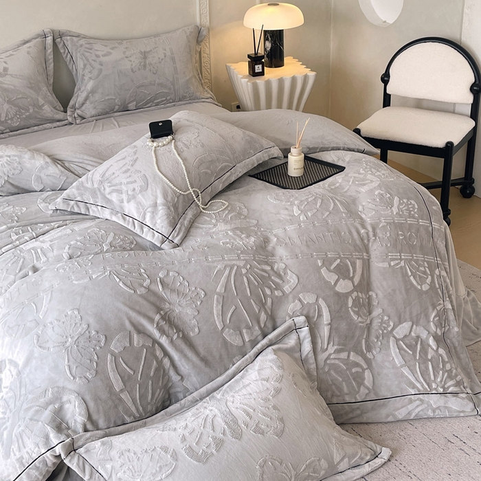 91家纺网 家纺一手货源 找家纺 锦彩家居 2025新款高克重牛奶绒雕花四件套-蝶梦 蝶梦-石英灰