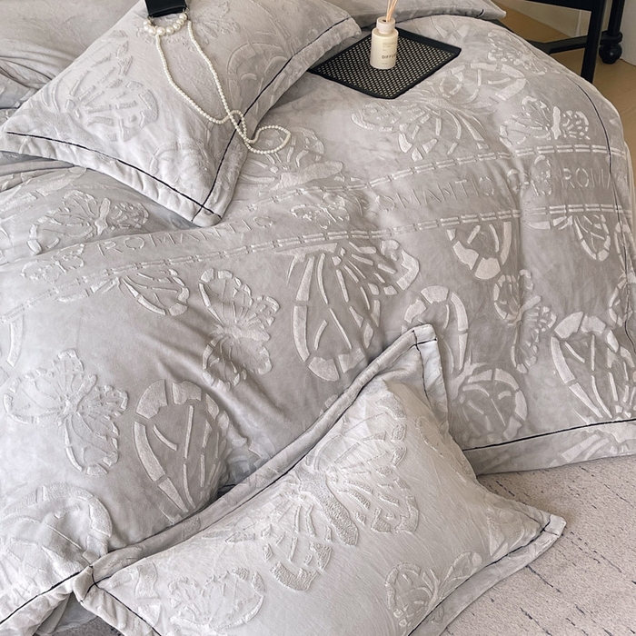 91家纺网 家纺一手货源 找家纺 锦彩家居 2025新款高克重牛奶绒雕花四件套-蝶梦 蝶梦-石英灰