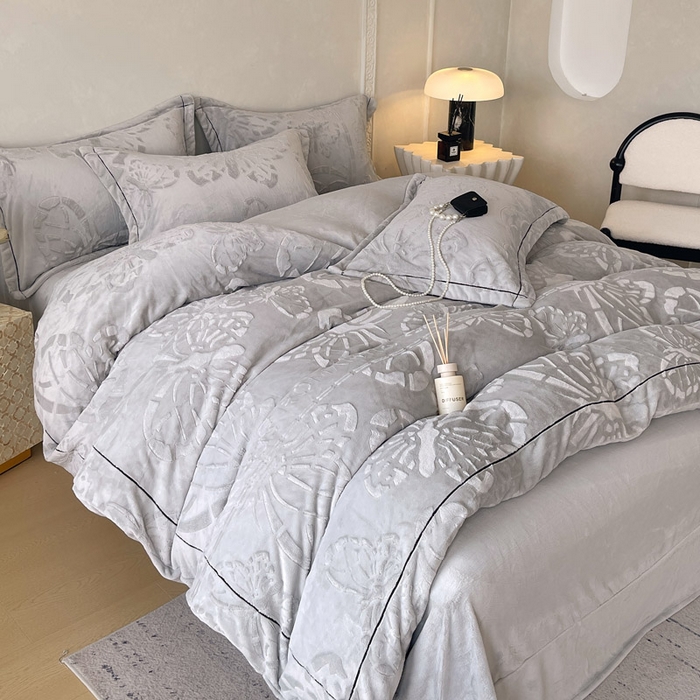 91家纺网 家纺一手货源 找家纺 锦彩家居 2025新款高克重牛奶绒雕花四件套-蝶梦 蝶梦-石英灰