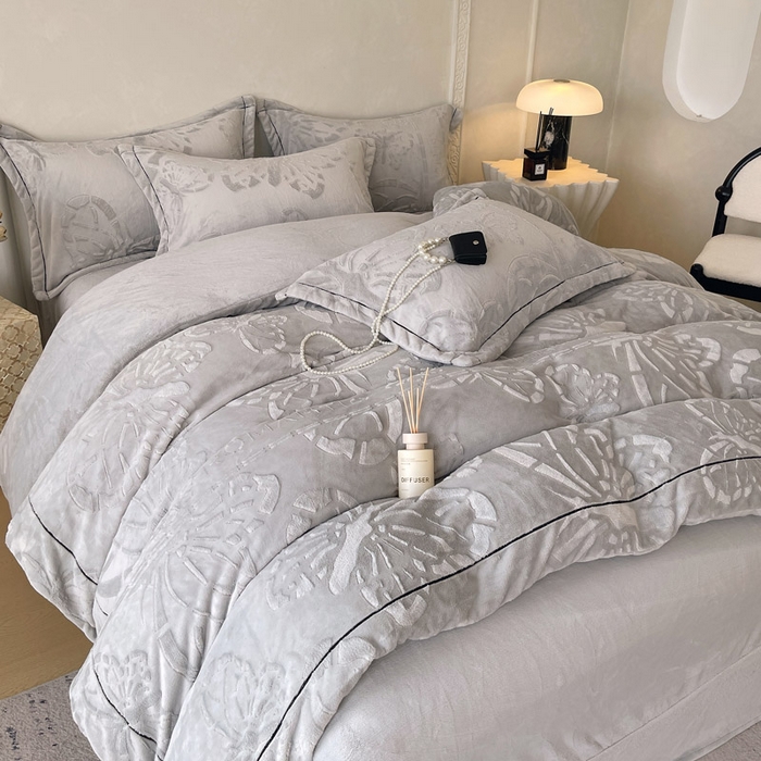 91家纺网 家纺一手货源 找家纺 锦彩家居 2025新款高克重牛奶绒雕花四件套-蝶梦 蝶梦-石英灰