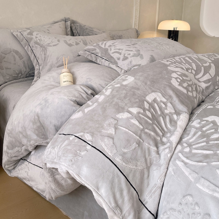 91家纺网 家纺一手货源 找家纺 锦彩家居 2025新款高克重牛奶绒雕花四件套-蝶梦 蝶梦-石英灰