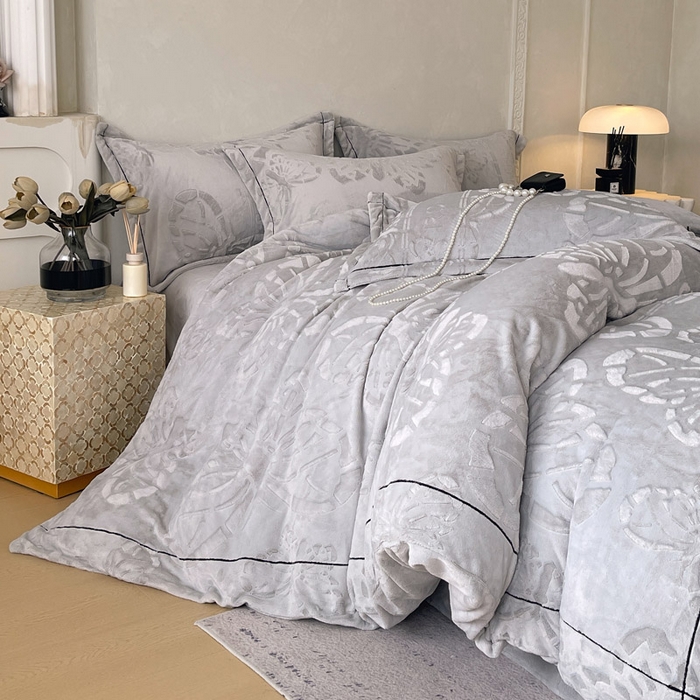 91家纺网 家纺一手货源 找家纺 锦彩家居 2025新款高克重牛奶绒雕花四件套-蝶梦 蝶梦-石英灰