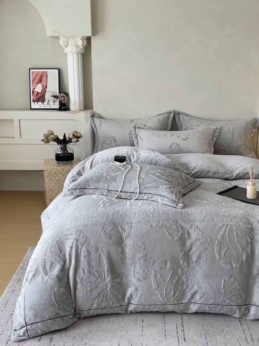 91家纺网 家纺一手货源 找家纺 锦彩家居 2025新款高克重牛奶绒雕花四件套-蝶梦 蝶梦-石英灰