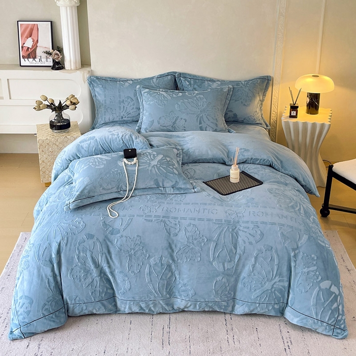 91家纺网 家纺一手货源 找家纺 锦彩家居 2025新款高克重牛奶绒雕花四件套-蝶梦 蝶梦-雾霾蓝