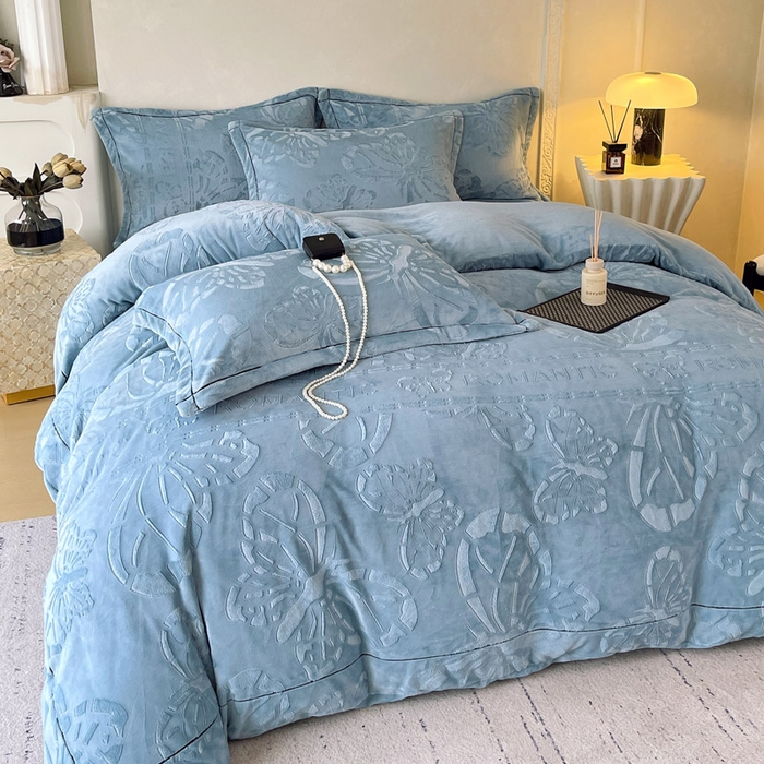 91家纺网 家纺一手货源 找家纺 锦彩家居 2025新款高克重牛奶绒雕花四件套-蝶梦 蝶梦-雾霾蓝