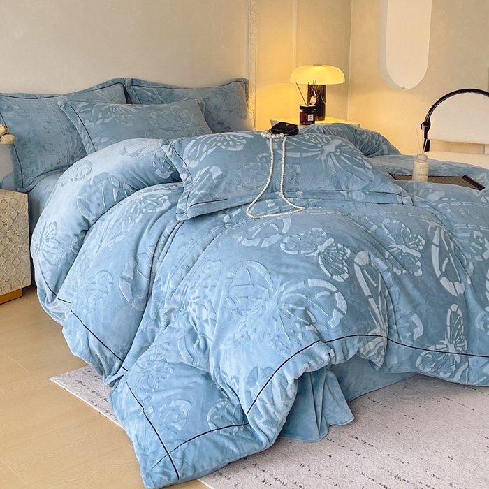 91家纺网 家纺一手货源 找家纺 锦彩家居 2025新款高克重牛奶绒雕花四件套-蝶梦 蝶梦-雾霾蓝