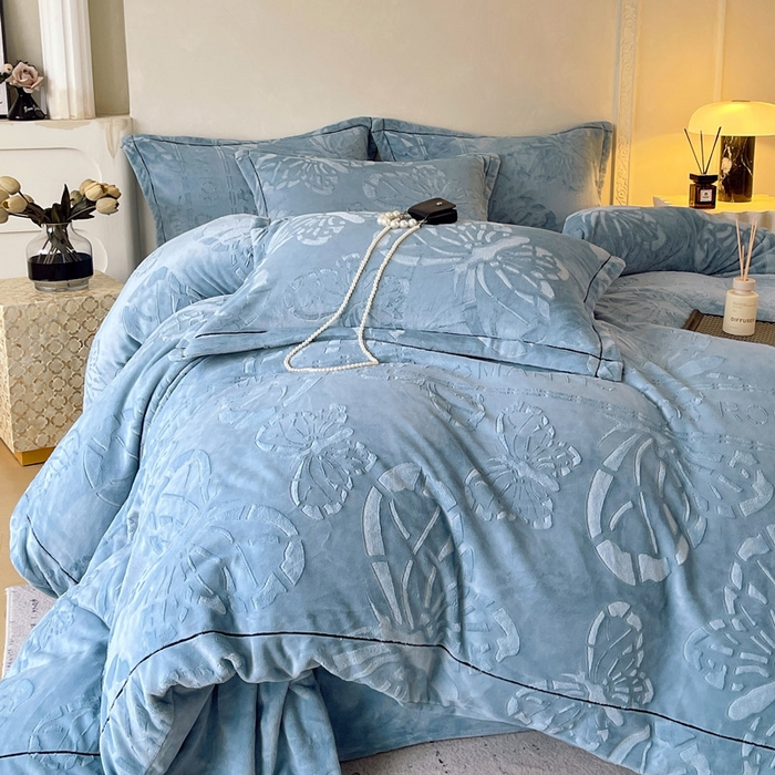 91家纺网 家纺一手货源 找家纺 锦彩家居 2025新款高克重牛奶绒雕花四件套-蝶梦 蝶梦-雾霾蓝