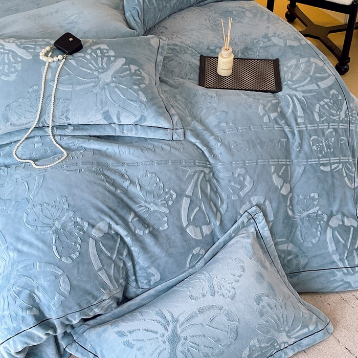 91家纺网 家纺一手货源 找家纺 锦彩家居 2025新款高克重牛奶绒雕花四件套-蝶梦 蝶梦-雾霾蓝