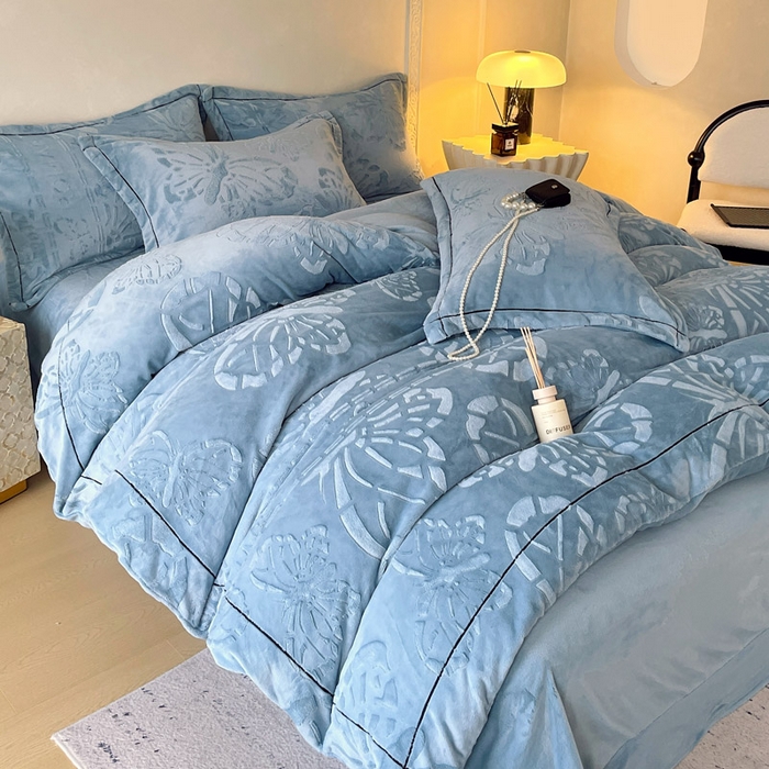 91家纺网 家纺一手货源 找家纺 锦彩家居 2025新款高克重牛奶绒雕花四件套-蝶梦 蝶梦-雾霾蓝