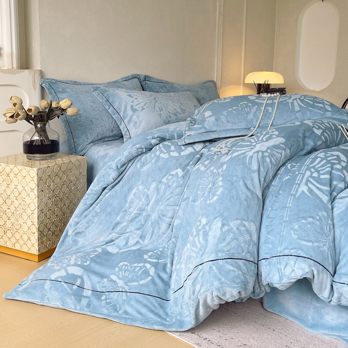 91家纺网 家纺一手货源 找家纺 锦彩家居 2025新款高克重牛奶绒雕花四件套-蝶梦 蝶梦-雾霾蓝