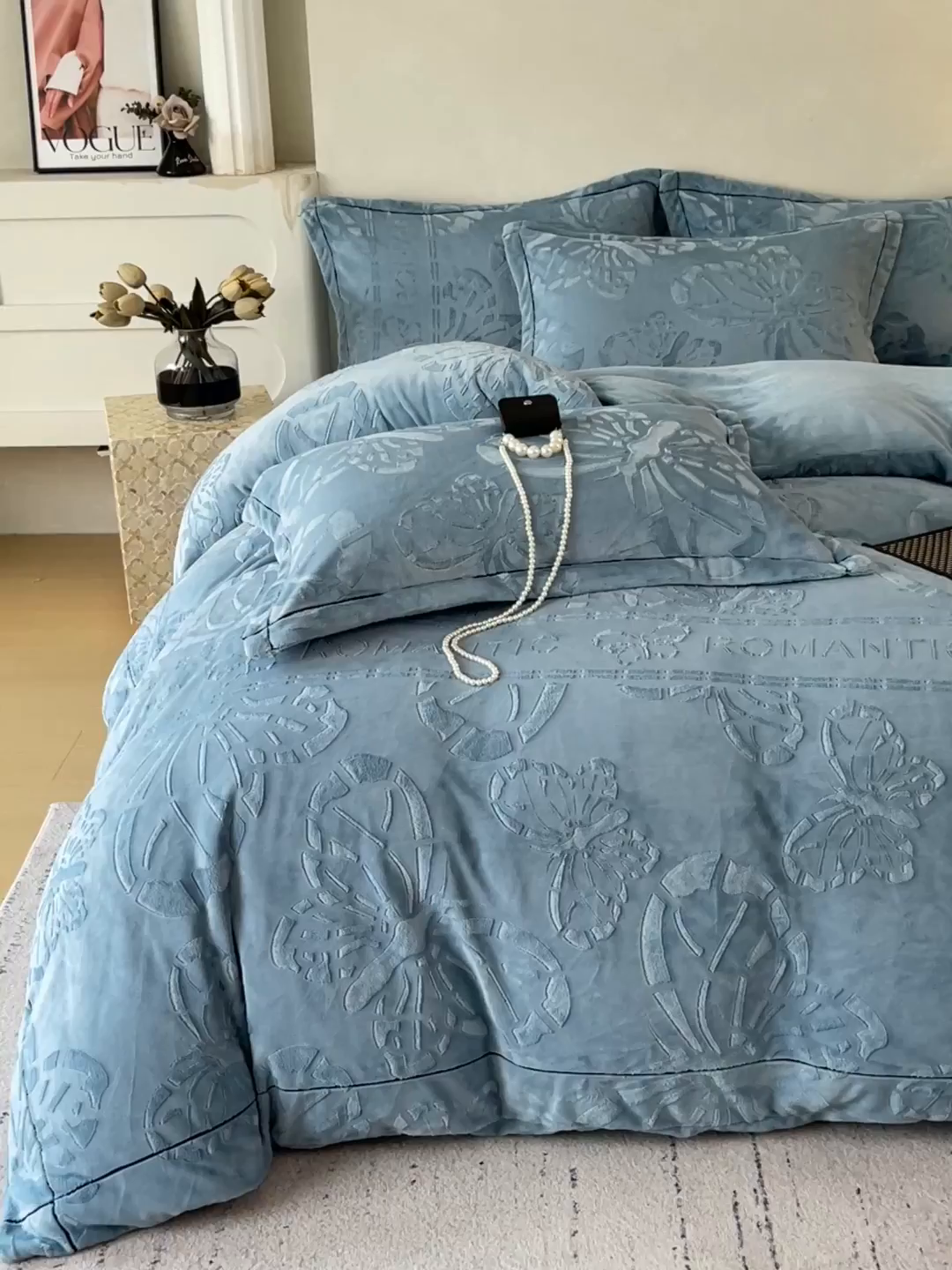 91家纺网 家纺一手货源 找家纺 锦彩家居 2025新款高克重牛奶绒雕花四件套-蝶梦 蝶梦-雾霾蓝