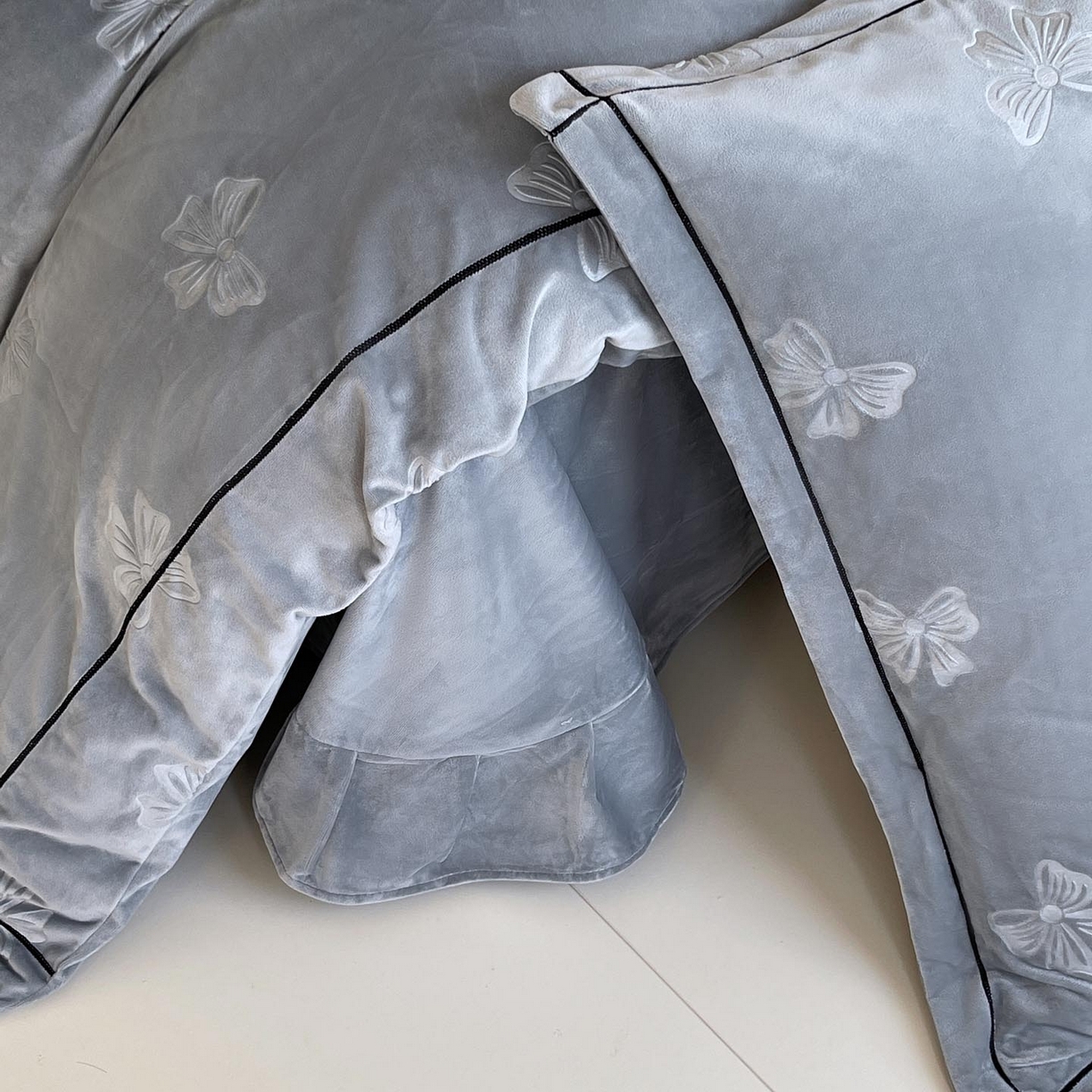 91家纺网 家纺一手货源 找家纺 （总）锦彩家居 2025新款高克重牛奶绒婴儿绒雕花四件套-暮光花园