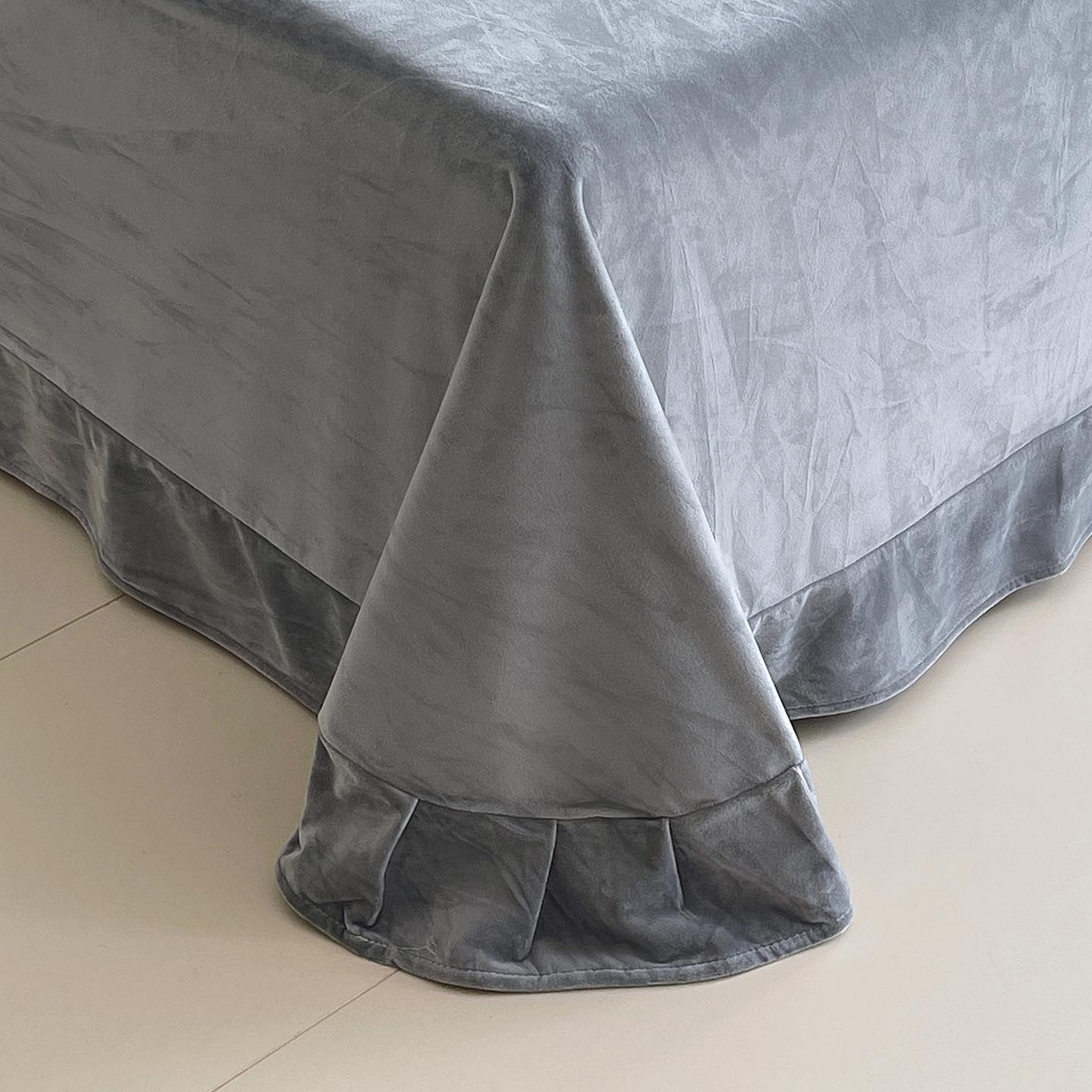 91家纺网 家纺一手货源 找家纺 锦彩家居 2025新款高克重牛奶绒婴儿绒雕花四件套-暮光花园 暮光花园-高级灰