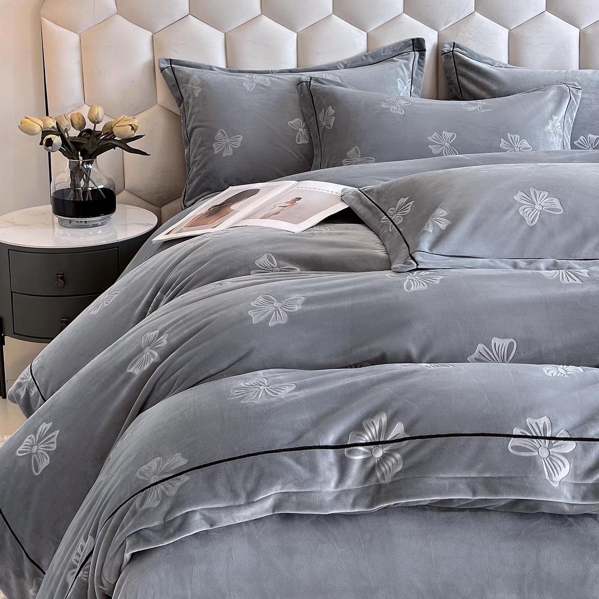 91家纺网 家纺一手货源 找家纺 锦彩家居 2025新款高克重牛奶绒婴儿绒雕花四件套-暮光花园 暮光花园-高级灰