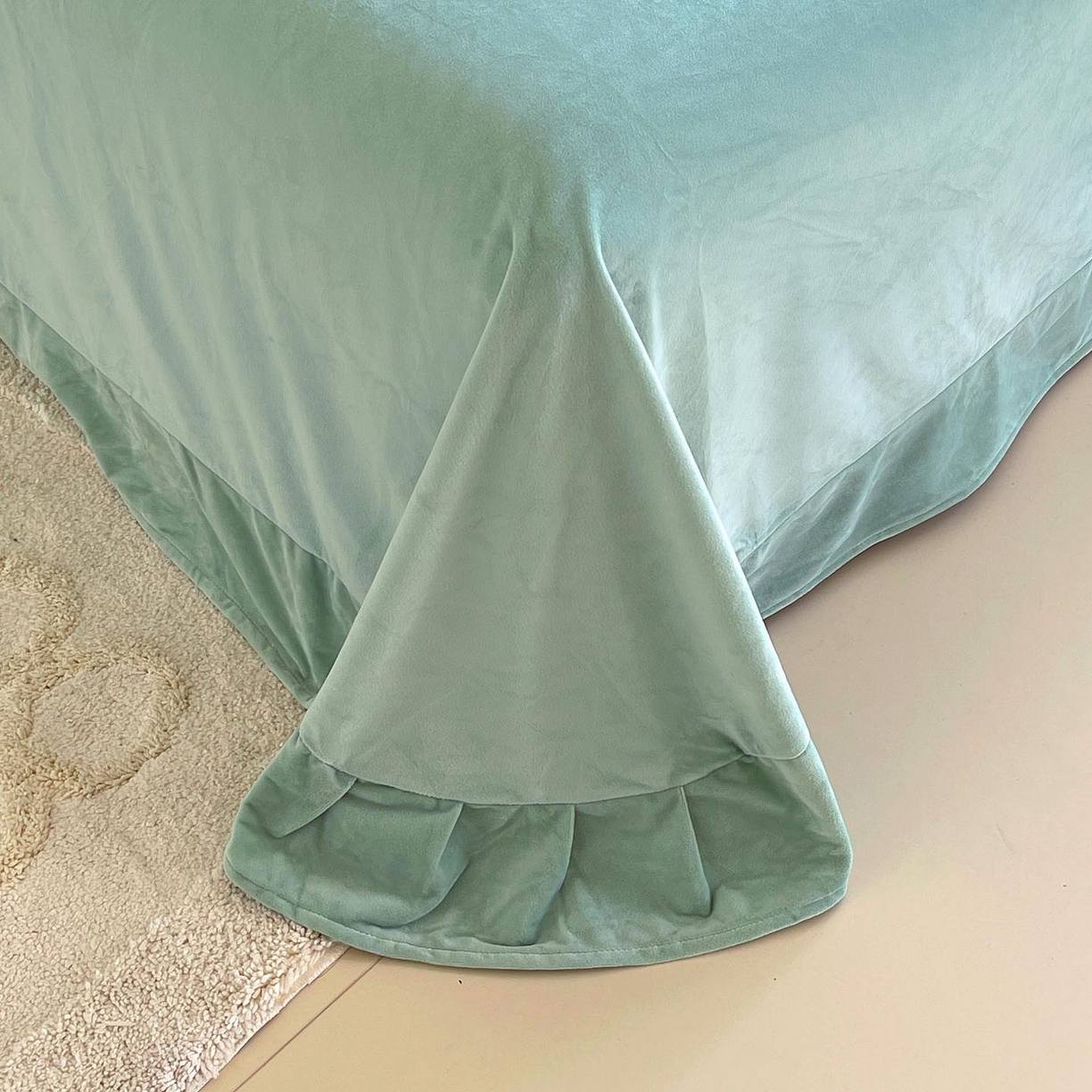 91家纺网 家纺一手货源 找家纺 锦彩家居 2025新款高克重牛奶绒婴儿绒雕花四件套-暮光花园 暮光花园-湖水绿