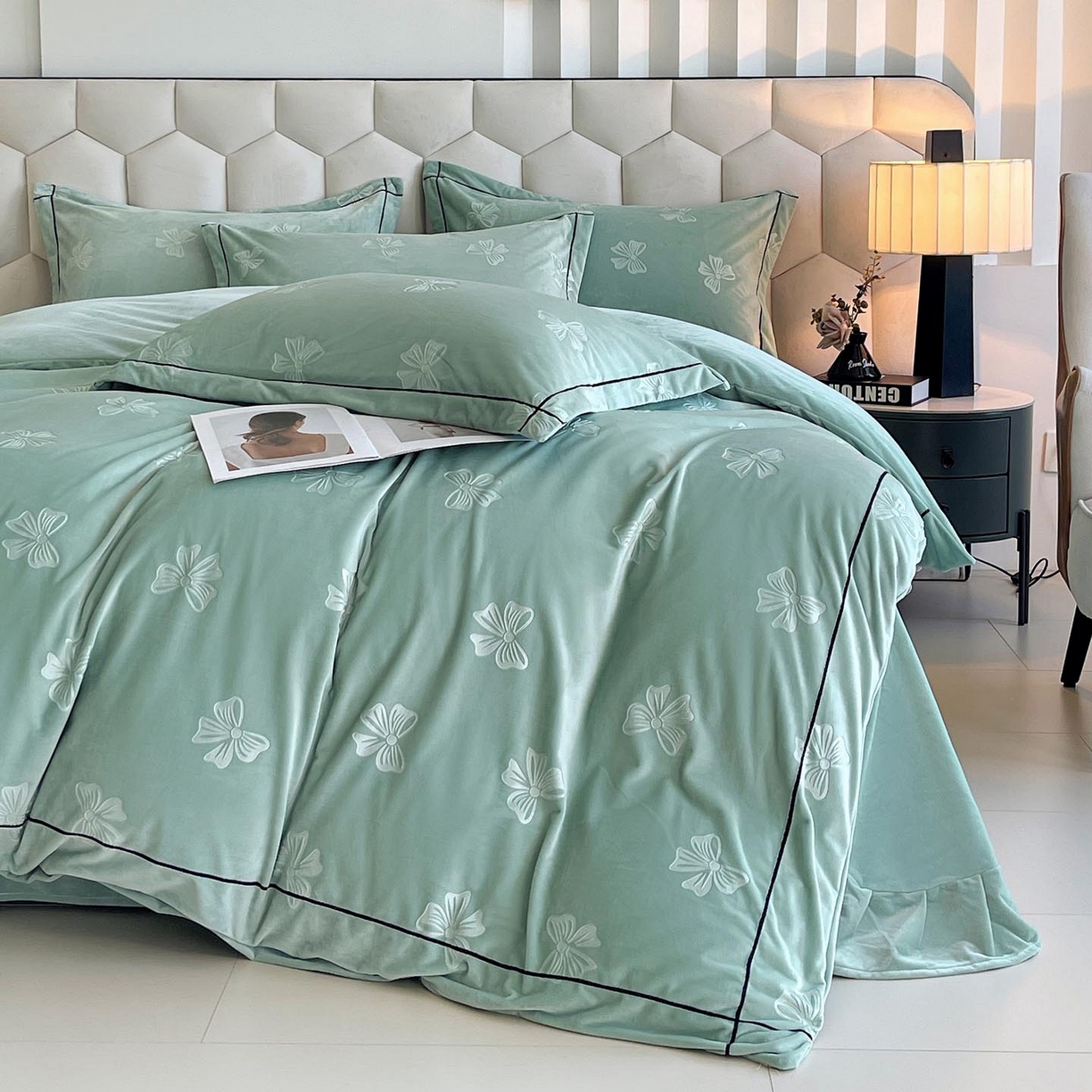 91家纺网 家纺一手货源 找家纺 锦彩家居 2025新款高克重牛奶绒婴儿绒雕花四件套-暮光花园 暮光花园-湖水绿