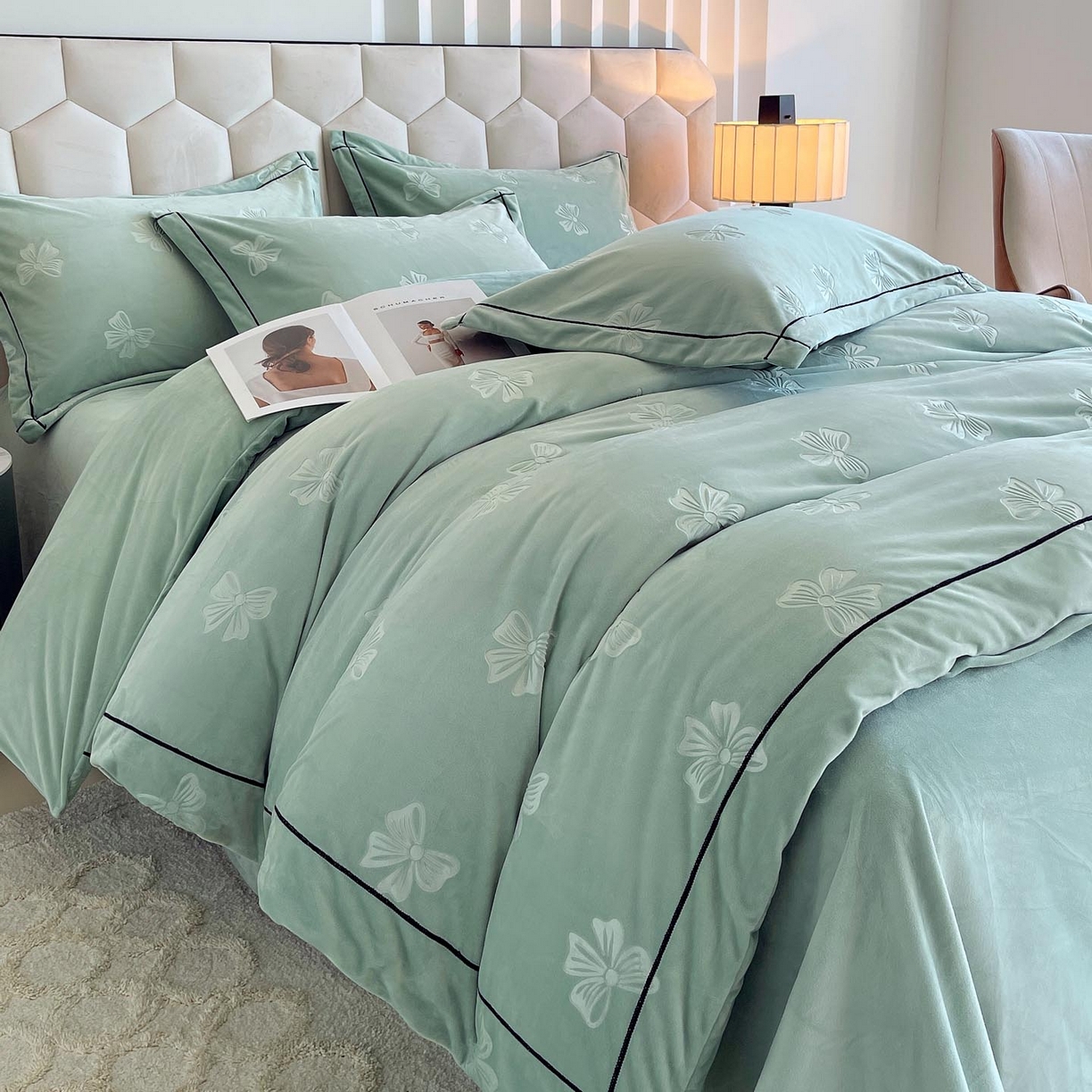 91家纺网 家纺一手货源 找家纺 锦彩家居 2025新款高克重牛奶绒婴儿绒雕花四件套-暮光花园 暮光花园-湖水绿