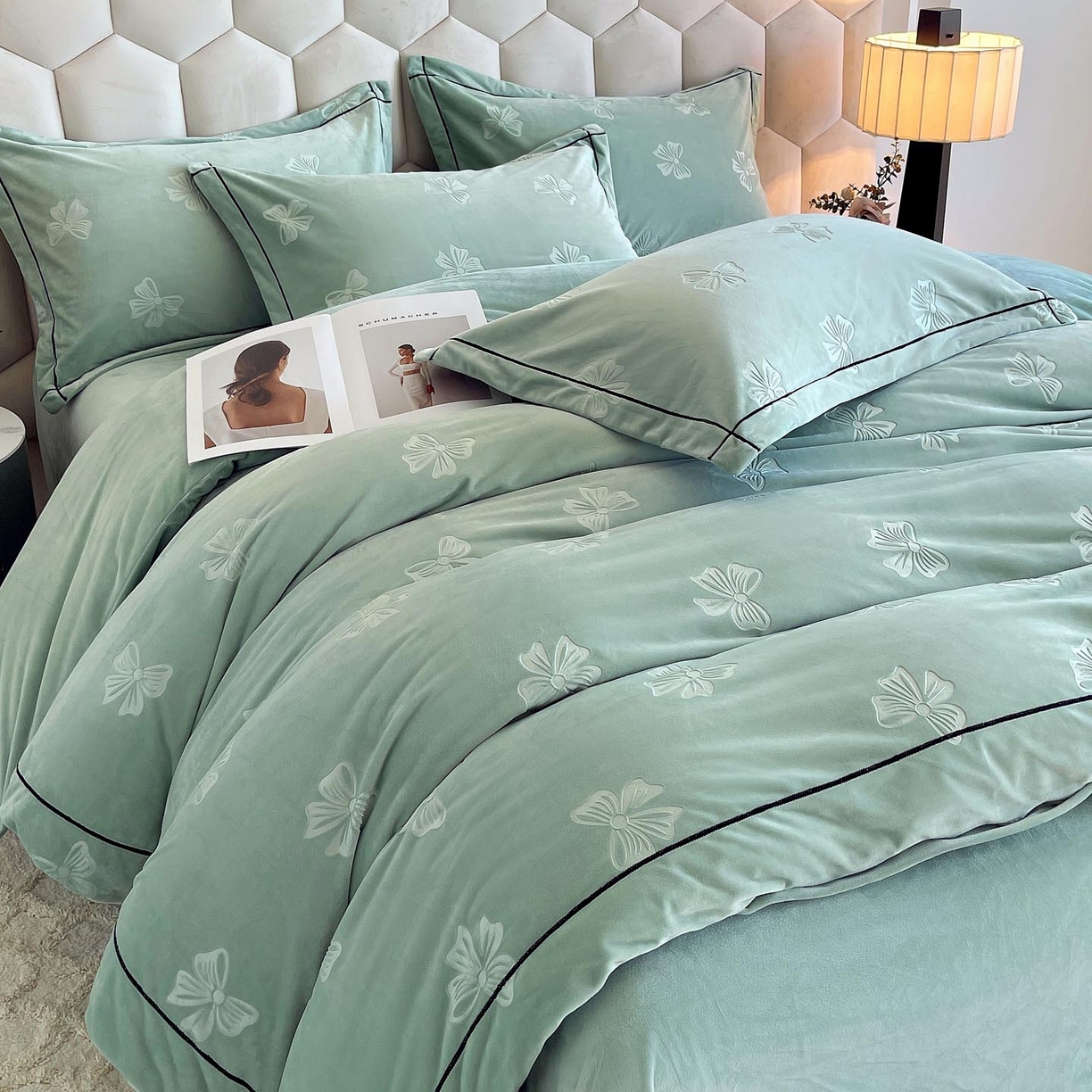 91家纺网 家纺一手货源 找家纺 锦彩家居 2025新款高克重牛奶绒婴儿绒雕花四件套-暮光花园 暮光花园-湖水绿