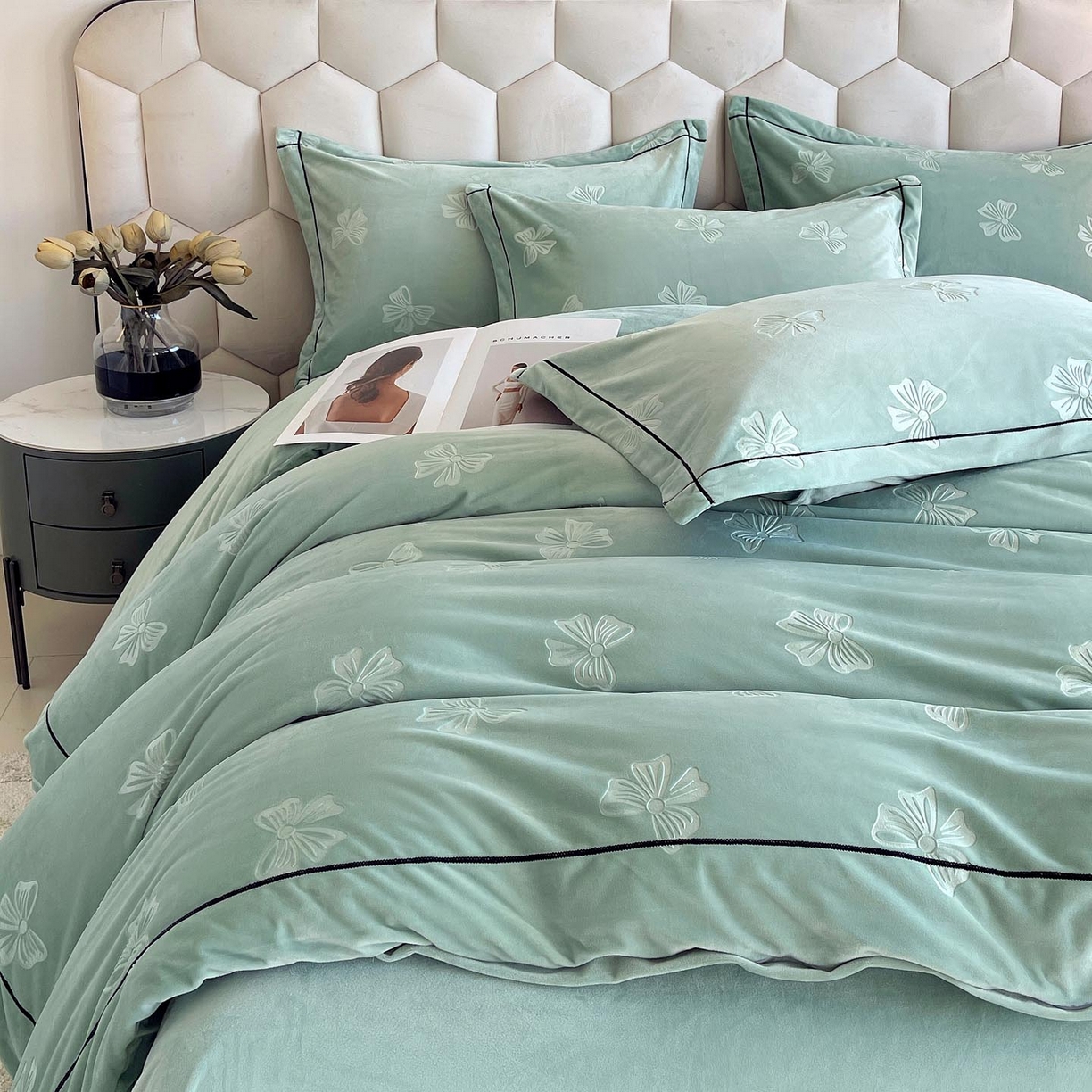 91家纺网 家纺一手货源 找家纺 锦彩家居 2025新款高克重牛奶绒婴儿绒雕花四件套-暮光花园 暮光花园-湖水绿