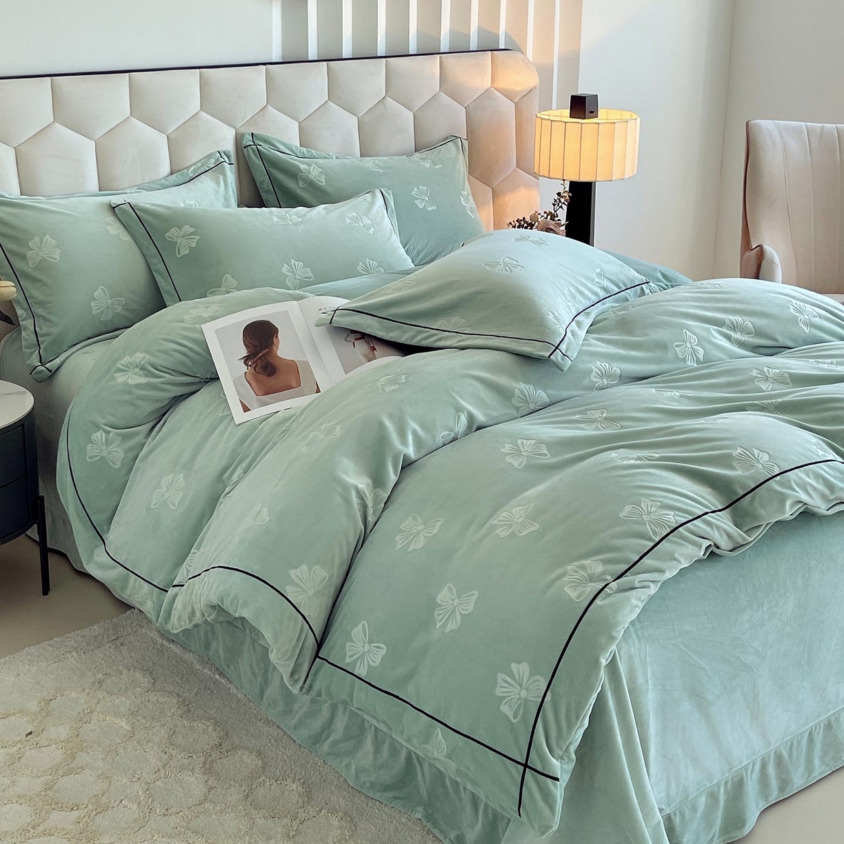 91家纺网 家纺一手货源 找家纺 锦彩家居 2025新款高克重牛奶绒婴儿绒雕花四件套-暮光花园 暮光花园-湖水绿