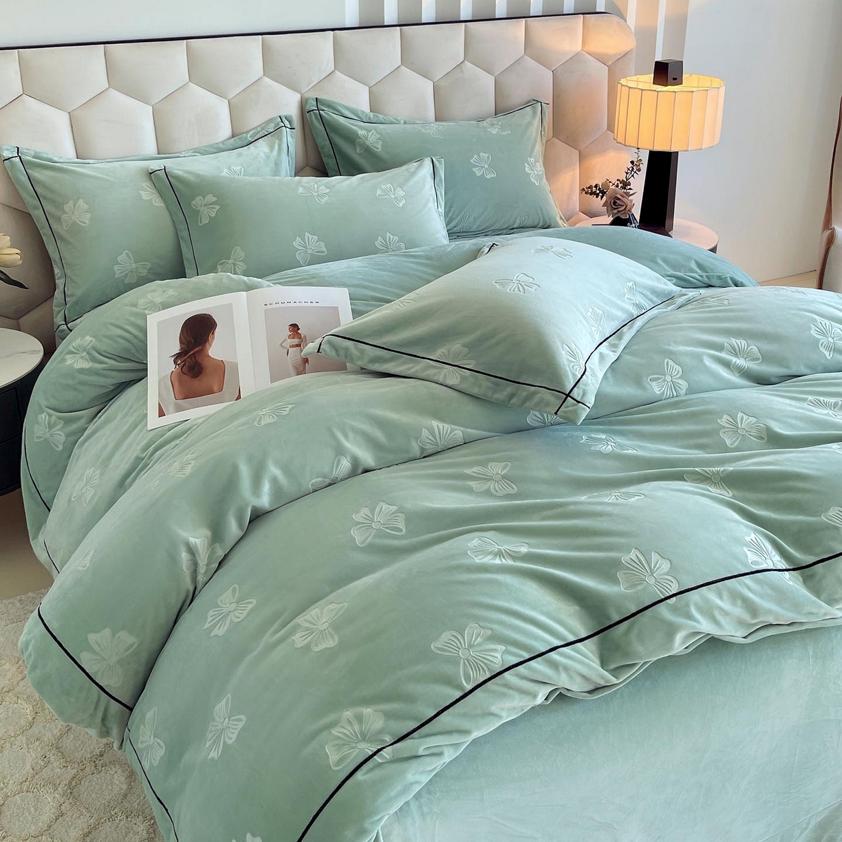 91家纺网 家纺一手货源 找家纺 锦彩家居 2025新款高克重牛奶绒婴儿绒雕花四件套-暮光花园 暮光花园-湖水绿