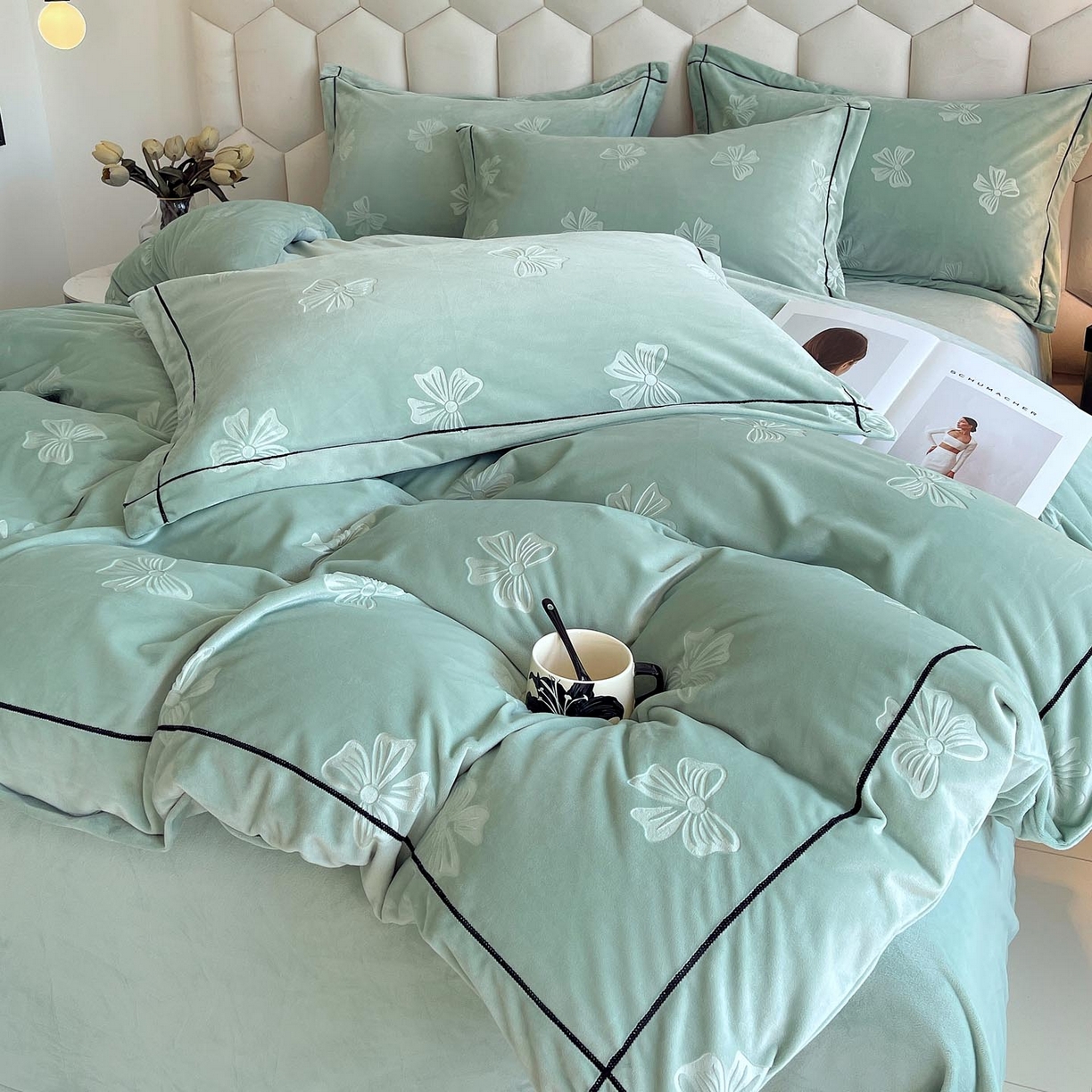 91家纺网 家纺一手货源 找家纺 锦彩家居 2025新款高克重牛奶绒婴儿绒雕花四件套-暮光花园 暮光花园-湖水绿