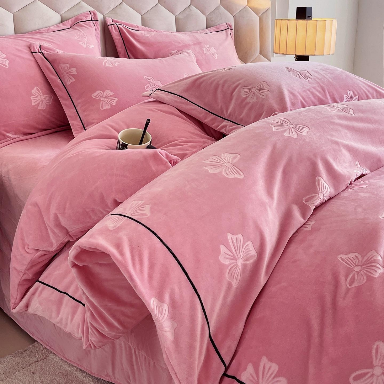 91家纺网 家纺一手货源 找家纺 锦彩家居 2025新款高克重牛奶绒婴儿绒雕花四件套-暮光花园 暮光花园-苏梅粉