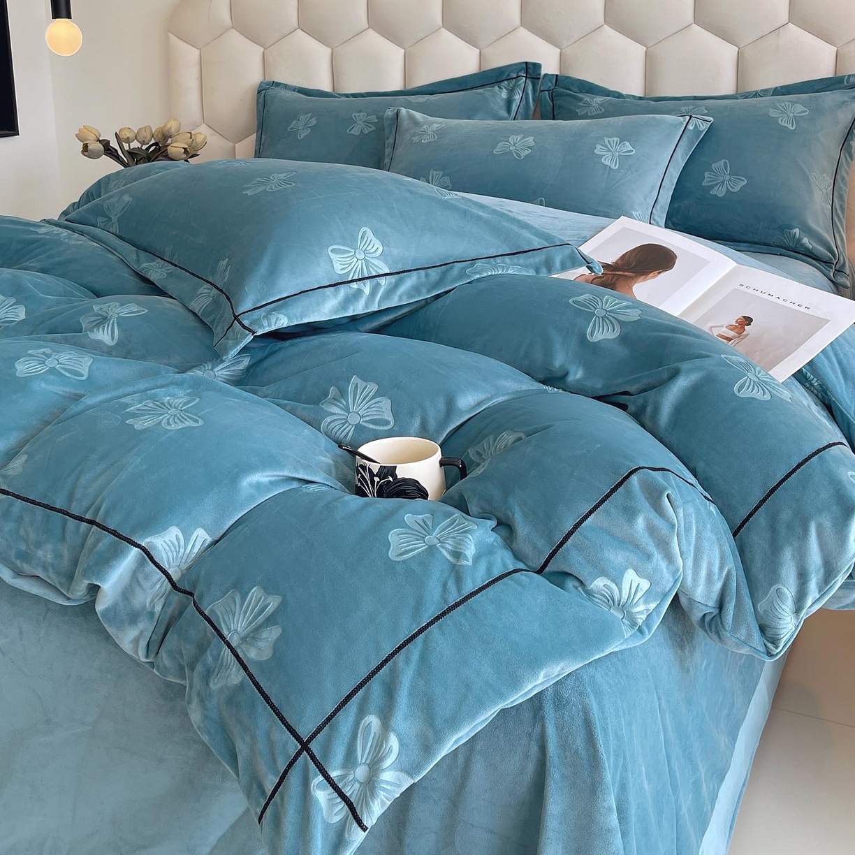 91家纺网 家纺一手货源 找家纺 锦彩家居 2025新款高克重牛奶绒婴儿绒雕花四件套-暮光花园 暮光花园-星月蓝