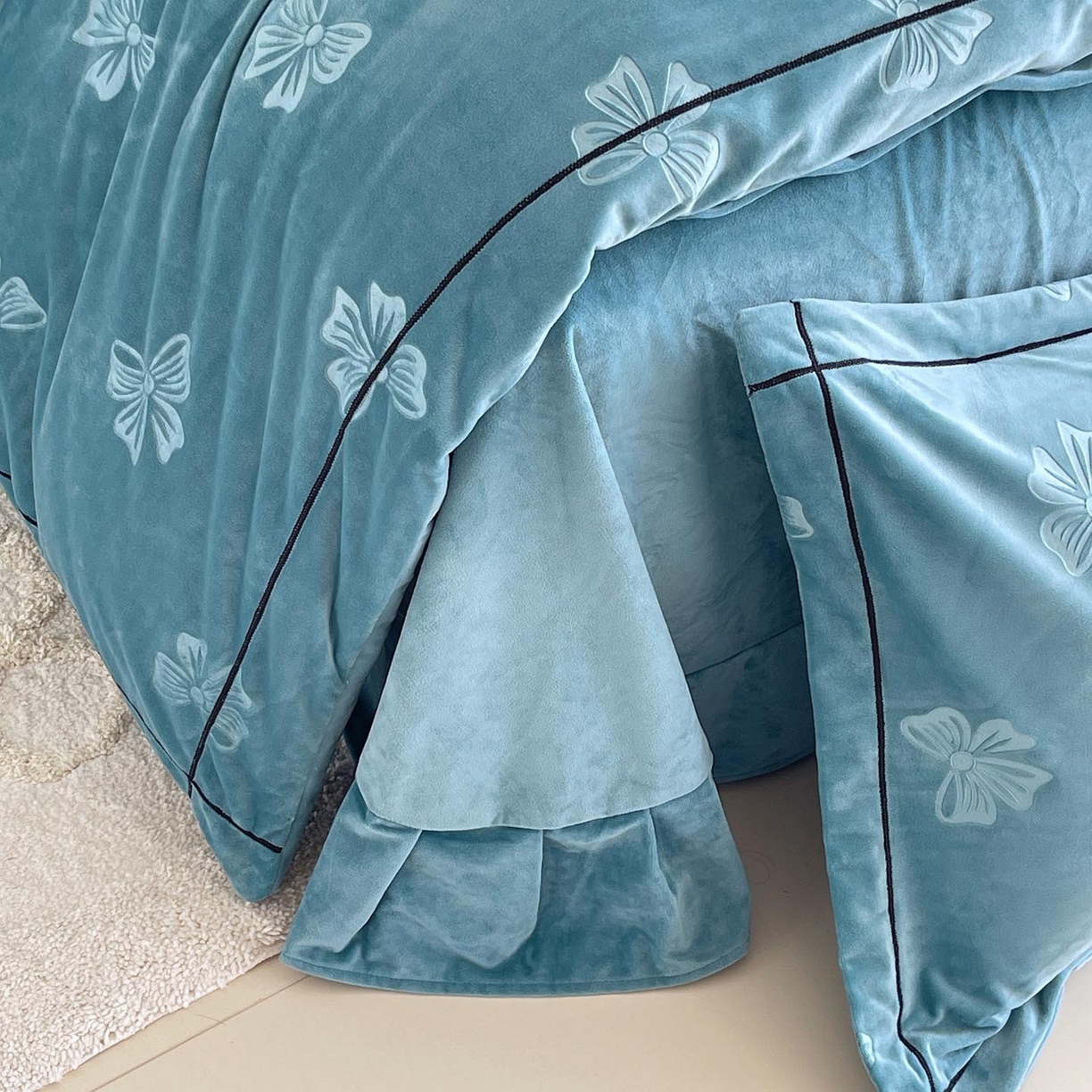 91家纺网 家纺一手货源 找家纺 锦彩家居 2025新款高克重牛奶绒婴儿绒雕花四件套-暮光花园 暮光花园-星月蓝