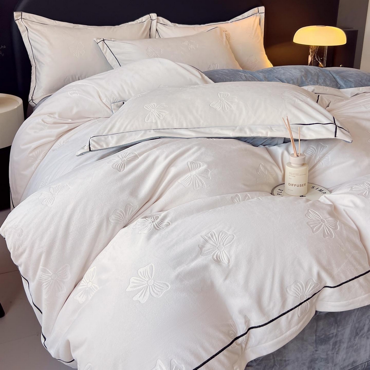 91家纺网 家纺一手货源 找家纺 锦彩家居 2025新款高克重牛奶绒婴儿绒雕花四件套-暮光花园 暮光花园-月光白