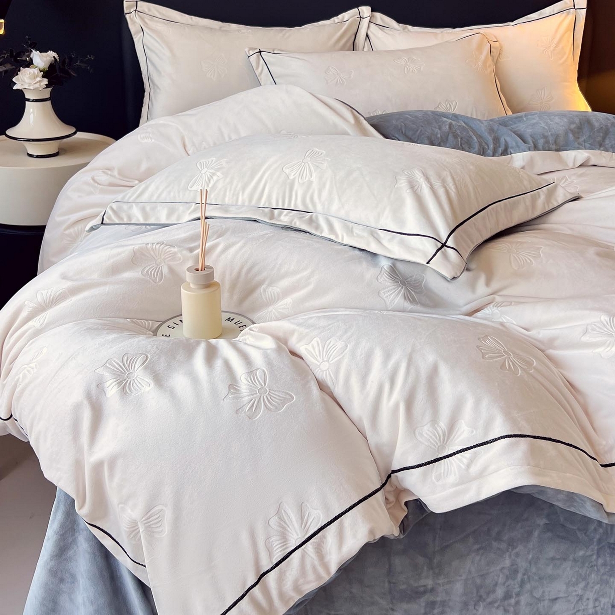 91家纺网 家纺一手货源 找家纺 锦彩家居 2025新款高克重牛奶绒婴儿绒雕花四件套-暮光花园 暮光花园-月光白