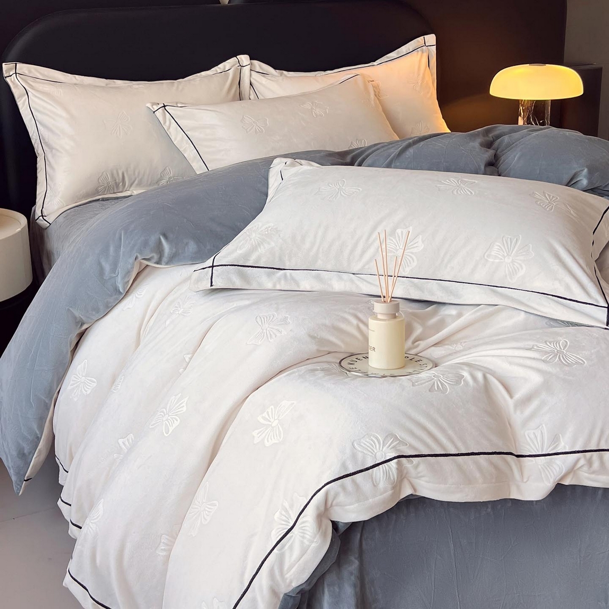 91家纺网 家纺一手货源 找家纺 锦彩家居 2025新款高克重牛奶绒婴儿绒雕花四件套-暮光花园 暮光花园-月光白