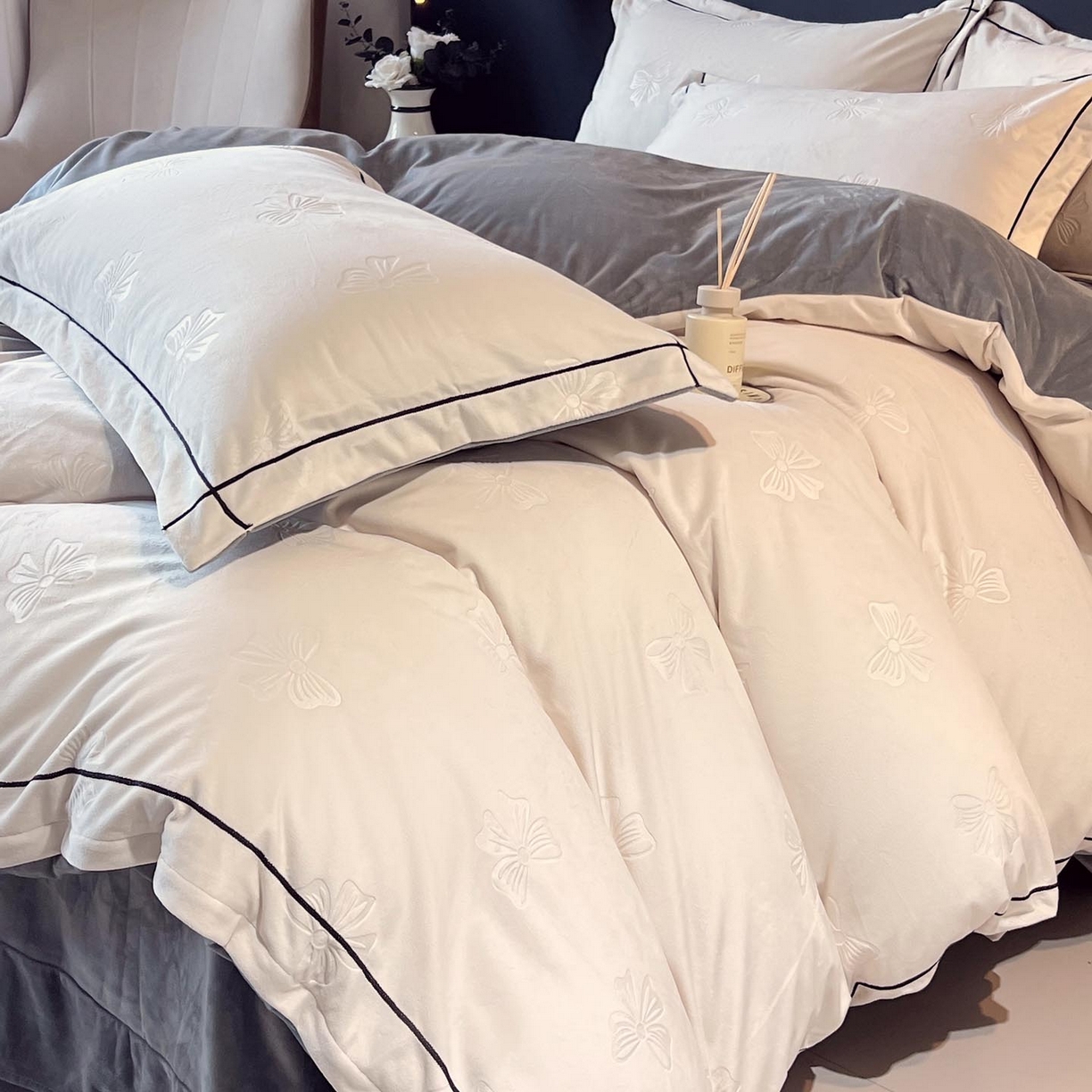 91家纺网 家纺一手货源 找家纺 锦彩家居 2025新款高克重牛奶绒婴儿绒雕花四件套-暮光花园 暮光花园-月光白