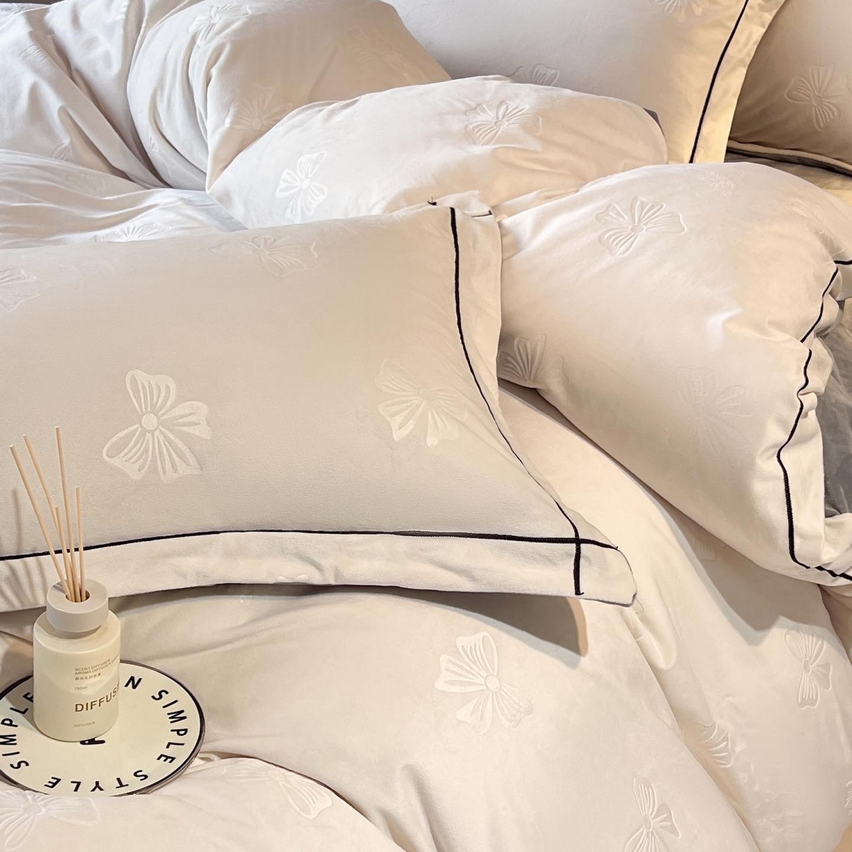 91家纺网 家纺一手货源 找家纺 锦彩家居 2025新款高克重牛奶绒婴儿绒雕花四件套-暮光花园 暮光花园-月光白