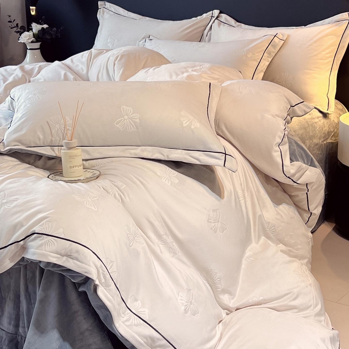 91家纺网 家纺一手货源 找家纺 锦彩家居 2025新款高克重牛奶绒婴儿绒雕花四件套-暮光花园 暮光花园-月光白